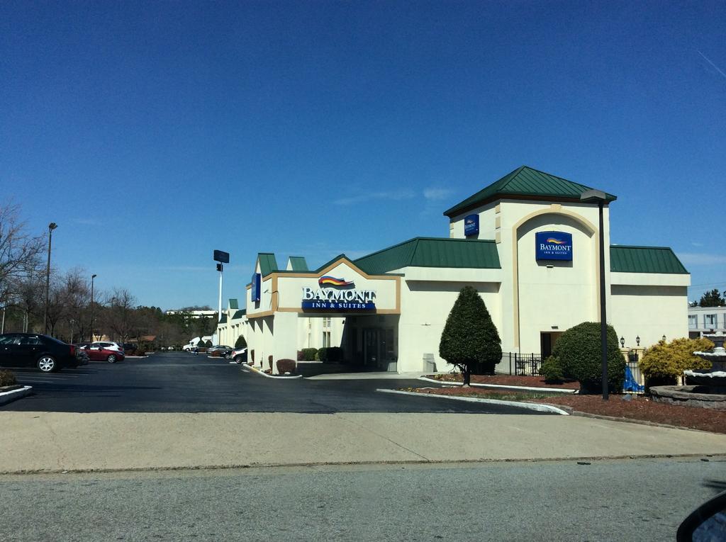 Baymont By Wyndham Greensboro/Coliseum Eksteriør bilde